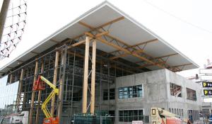 Construction de la charpente en bois lamellé de la Médiathèque